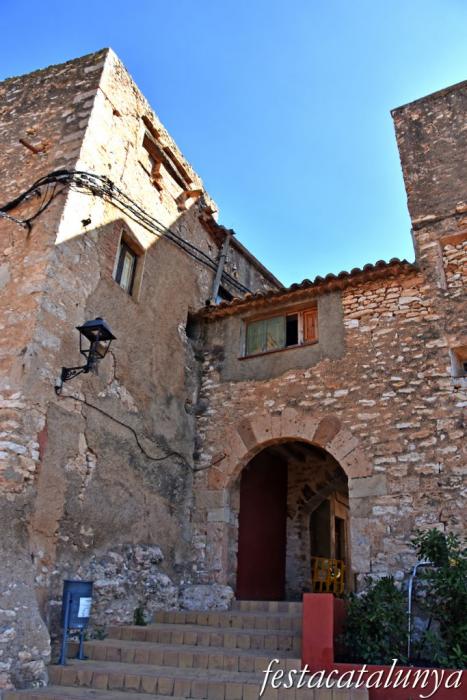 Puigpelat - Passejada pel nucli històric, voltes i muralles 