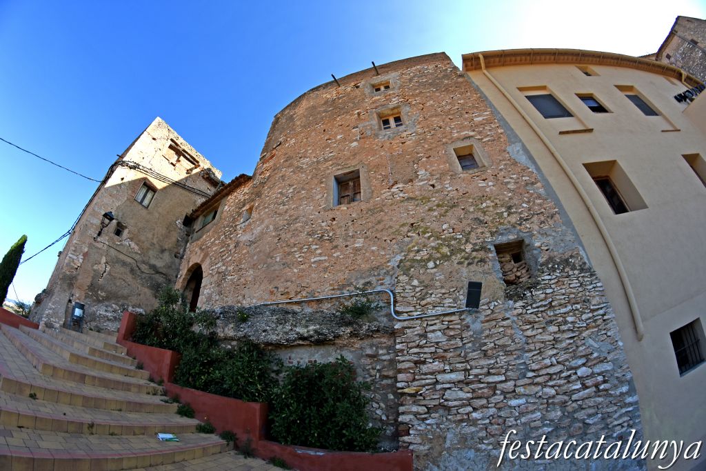 Puigpelat - Passejada pel nucli històric, voltes i muralles 