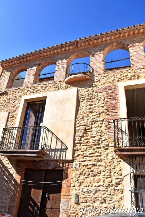 Puigpelat - Passejada pel nucli històric, voltes i muralles 