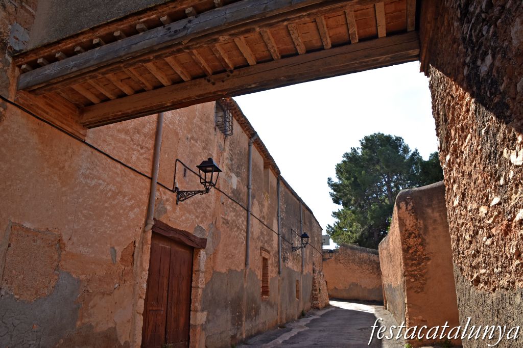 Puigpelat - Passejada pel nucli històric, voltes i muralles 