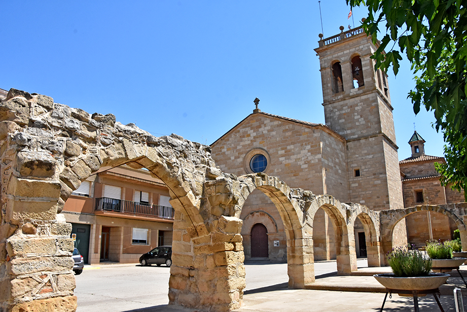 Porxos de cal Cirera a la Plaça onze de setembre d'Anglesola