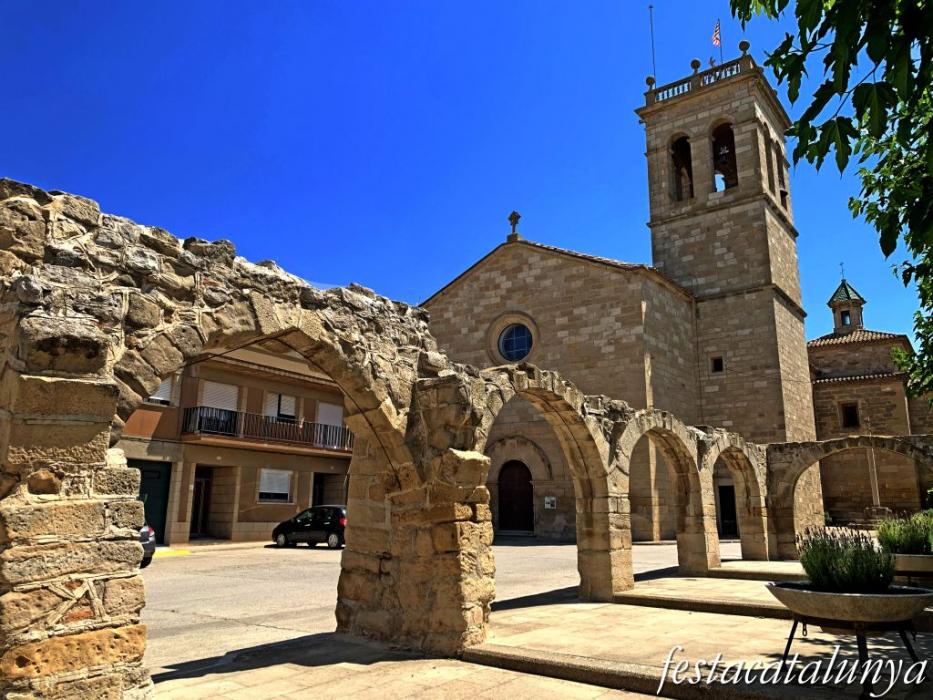 Anglesola - Arcades dels porxos de cal Cirera a la Plaça onze de setembre 