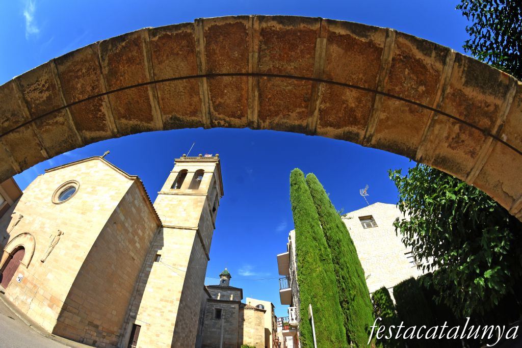 Anglesola - Arcades dels porxos de cal Cirera a la Plaça onze de setembre 