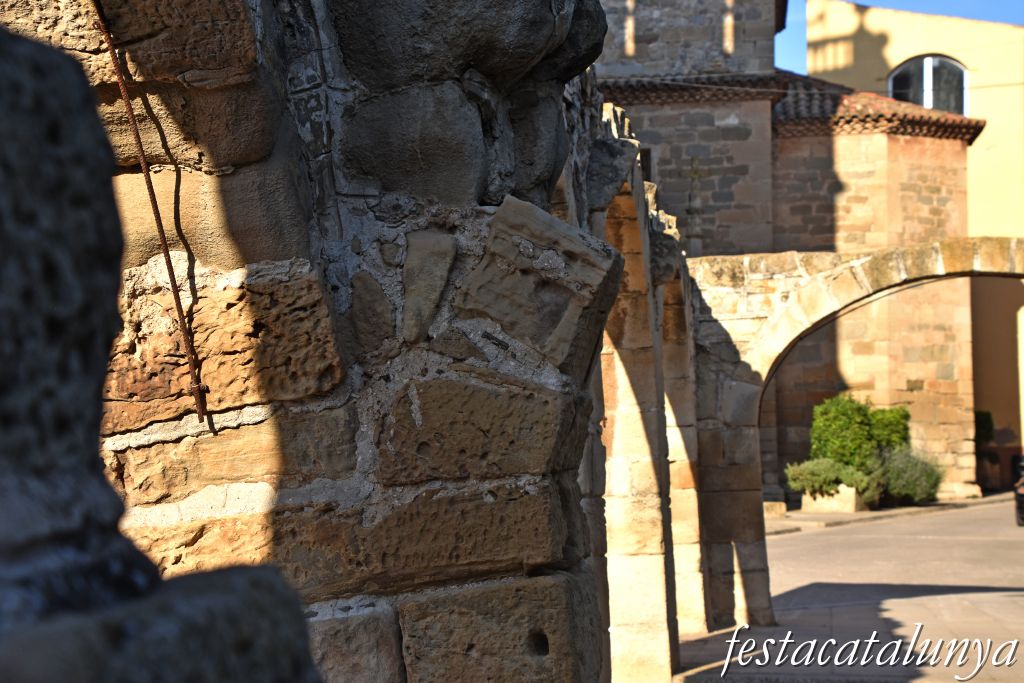 Anglesola - Arcades dels porxos de cal Cirera a la Plaça onze de setembre 