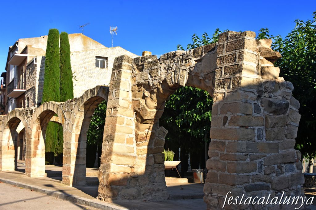 Anglesola - Arcades dels porxos de cal Cirera a la Plaça onze de setembre  