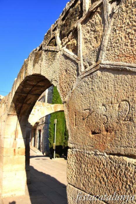 Anglesola - Arcades dels porxos de cal Cirera a la Plaça onze de setembre 