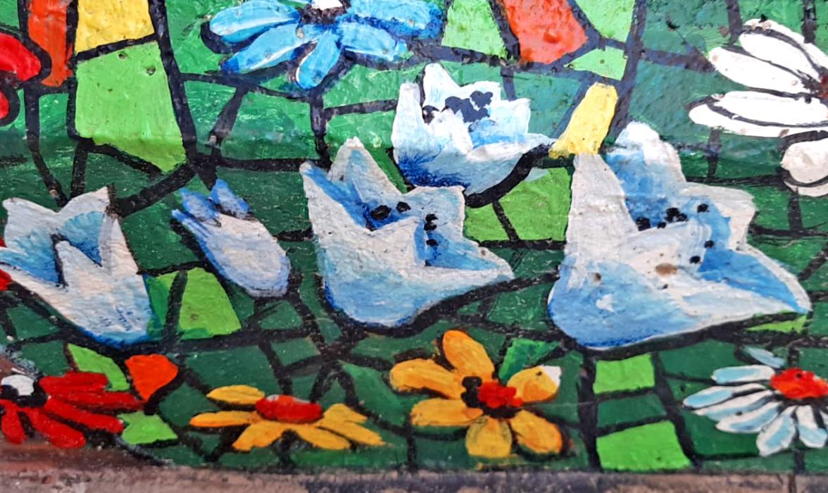 Escales de color al costat de l'Ajuntament de la Portella