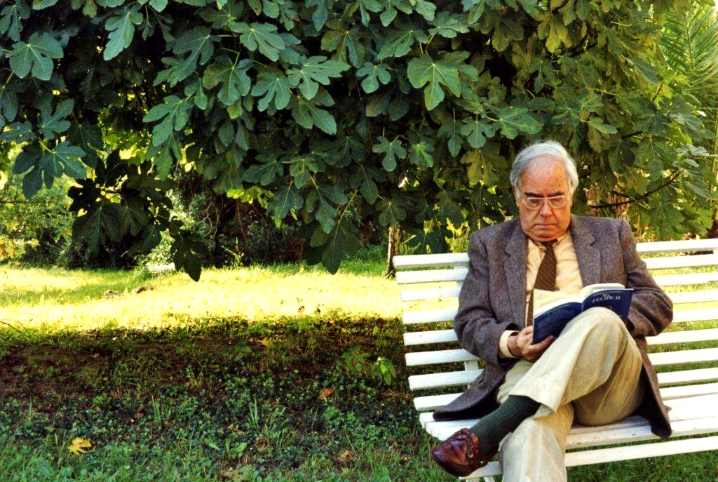 Albinyana - Joan Perucho llegint a l'ombra de la figuera