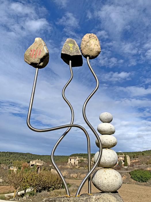 Ruta familiar per les Sorts de Senan: els rentadors i la font vella o de la vila, escultura Orígens...