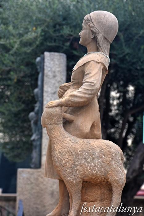 Sant Vicenç de Montalt - Nucli històric - Escultura La Pastoreta 