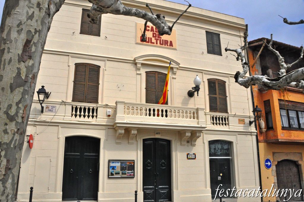 Sant Vicenç de Montalt - Plaça del poble - Antic Ajuntament, actual Casal de Cultura 