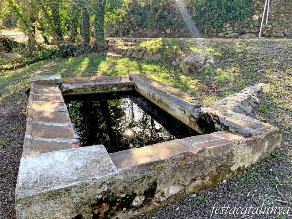 Mont-ral - Font i safareigs de l'Aixàviga