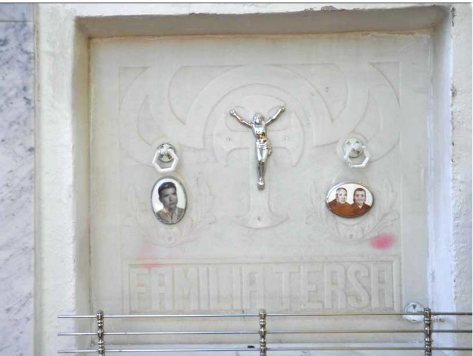 Montoliu de Lleida - Làpides funeràries de l'escultor Jaume Gort Farré