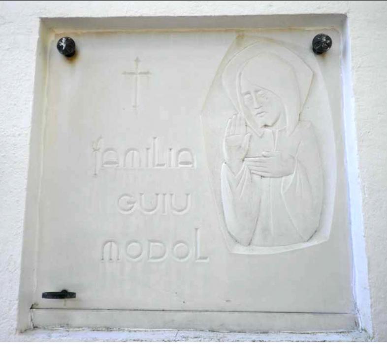 Montoliu de Lleida - Làpides funeràries de l'escultor Jaume Gort Farré