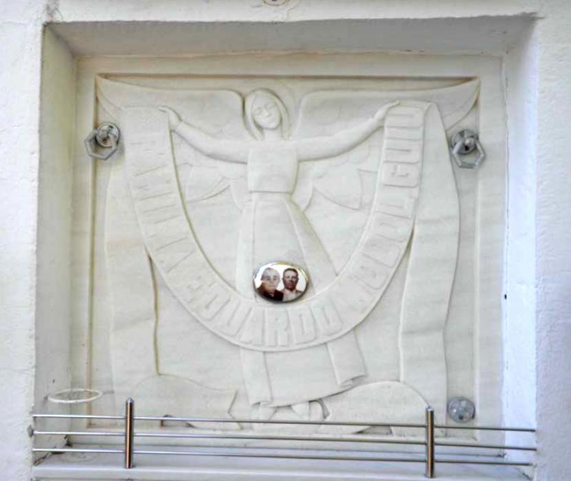Montoliu de Lleida - Làpides funeràries de l'escultor Jaume Gort Farré
