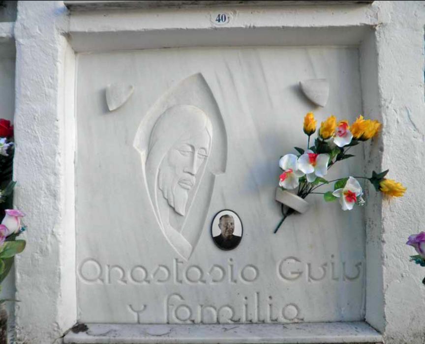 Montoliu de Lleida - Làpides funeràries de l'escultor Jaume Gort Farré