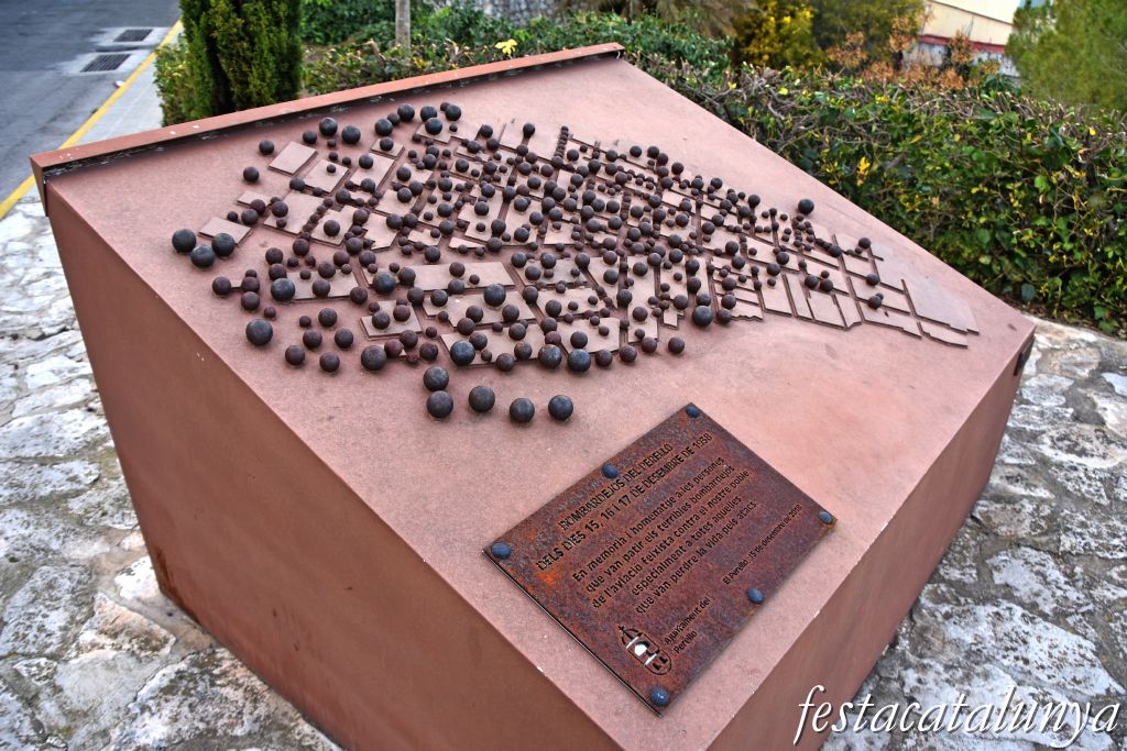 El Perelló - Monument de les bombes 
