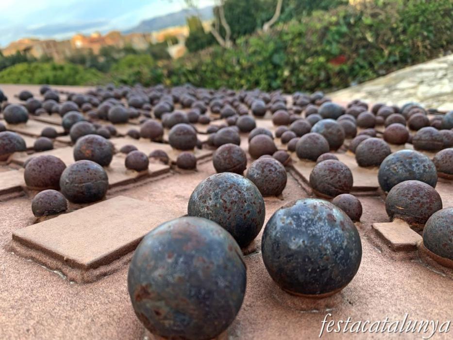 El Perelló - Monument de les bombes 