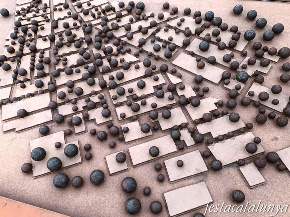 El Perelló - Monument de les bombes 