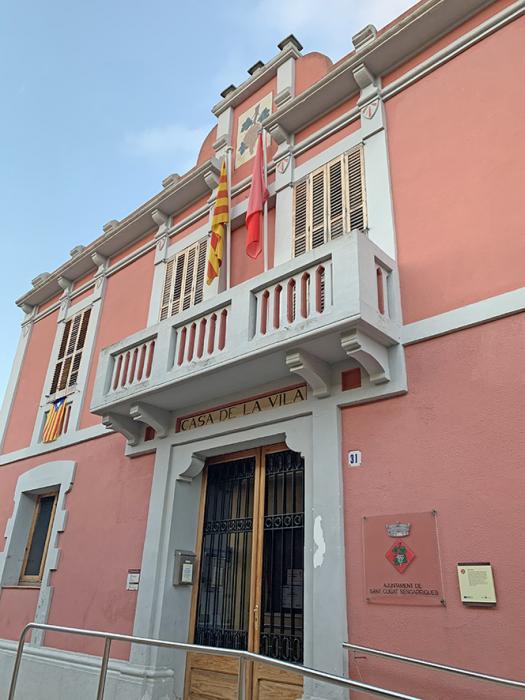 Sant Cugat Sesgarrigues - Casa Consistorial al nucli històric