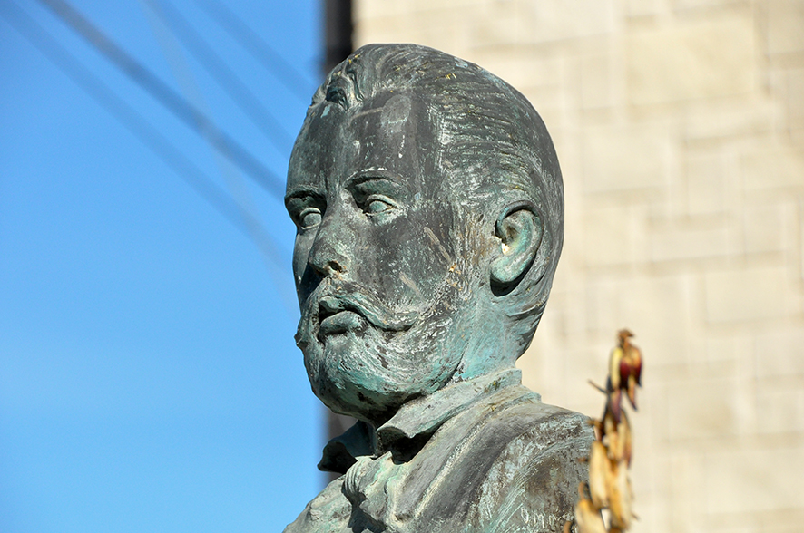 Monument a Ezequiel Llorach Aguilar als Omellons