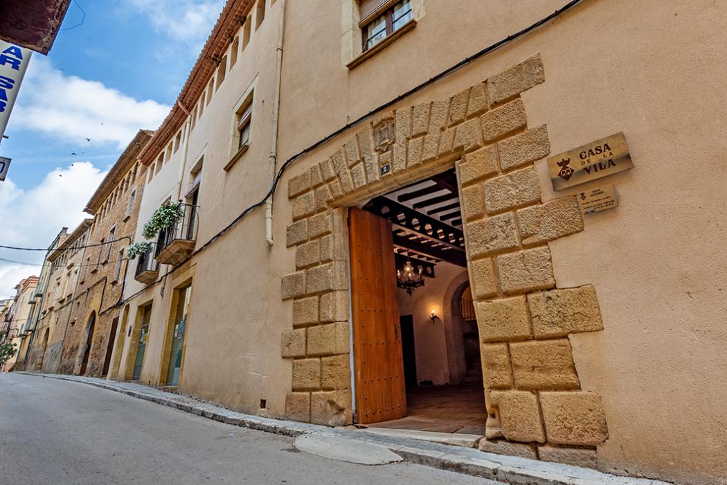 Ajuntament, antiga Casa Torrell o Casa Gran de Folc de Vinyols i els Arcs ***