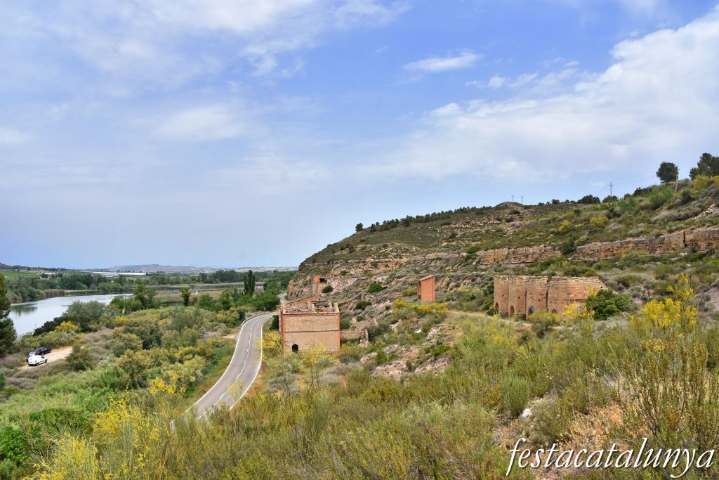 La Granja d'Escarp - Forns de ciment i carregador de la mina de carbó Guadalupe