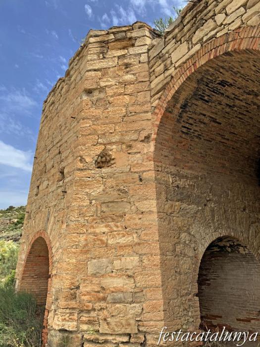 La Granja d'Escarp - Forns de ciment i carregador de la mina de carbó Guadalupe