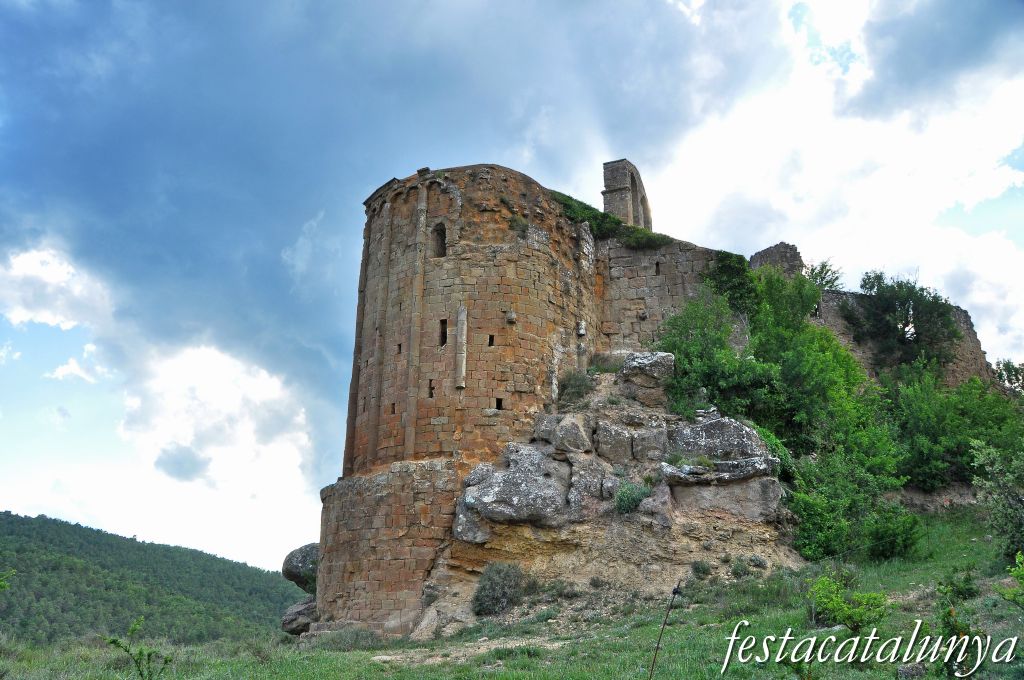 Pinell de Solsonès - Castell i antiga església de Sant Pere de Madrona 