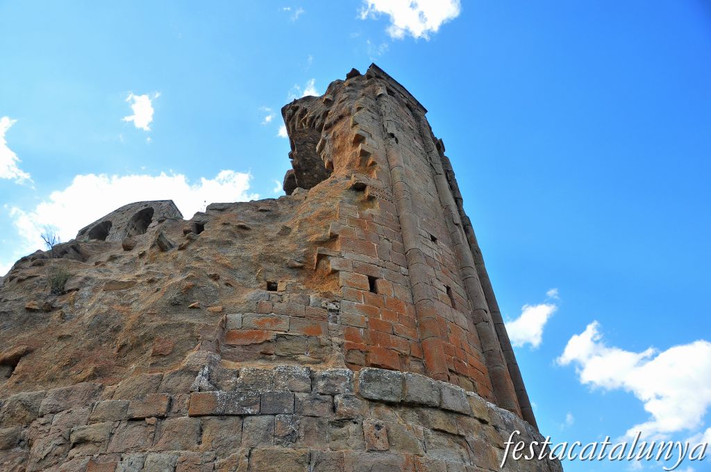 Pinell de Solsonès - Castell i antiga església de Sant Pere de Madrona 