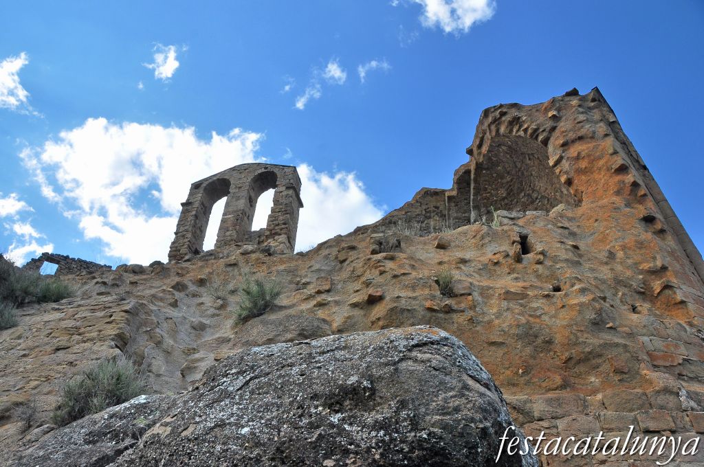 Pinell de Solsonès - Castell i antiga església de Sant Pere de Madrona