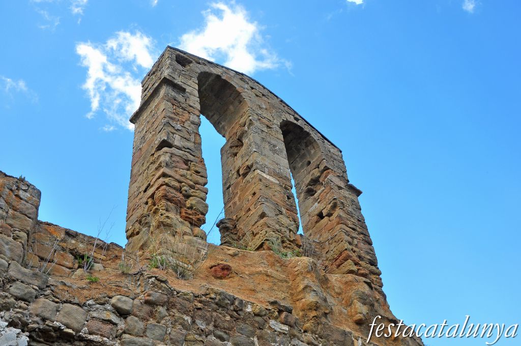 Pinell de Solsonès - Castell i antiga església de Sant Pere de Madrona