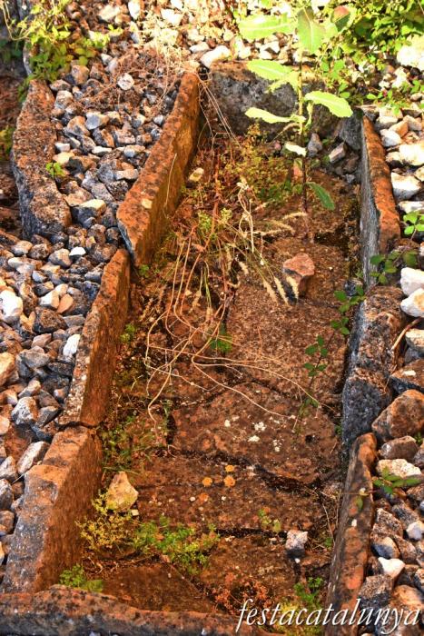 Santa Maria de Miralles - Tombes de la necròpolis del Serrat a Sant Romà 