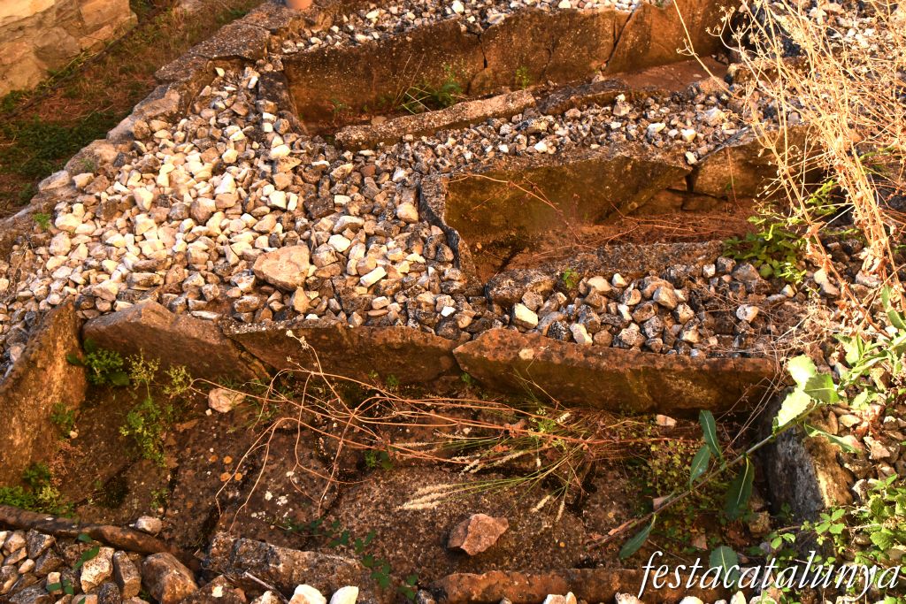 Santa Maria de Miralles - Tombes de la necròpolis del Serrat a Sant Romà 