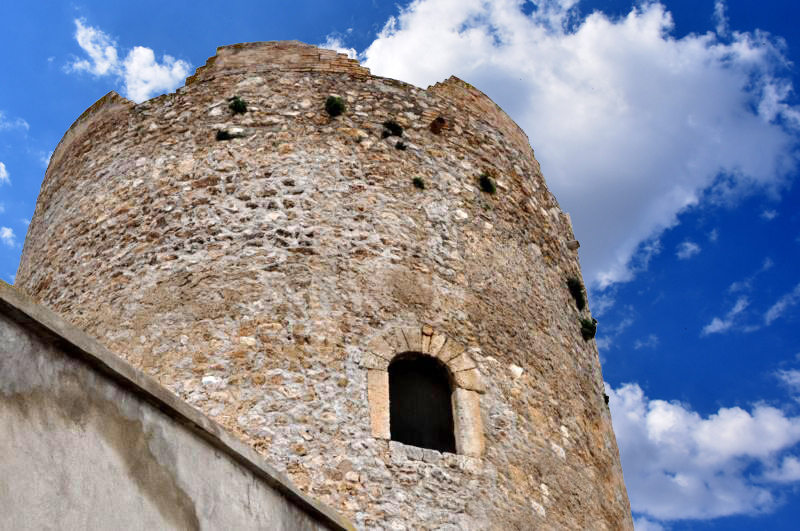 Poble de Moja: torre de Moja, església romànica de Sant Cugat, nucli històric, església de Sant Jaume