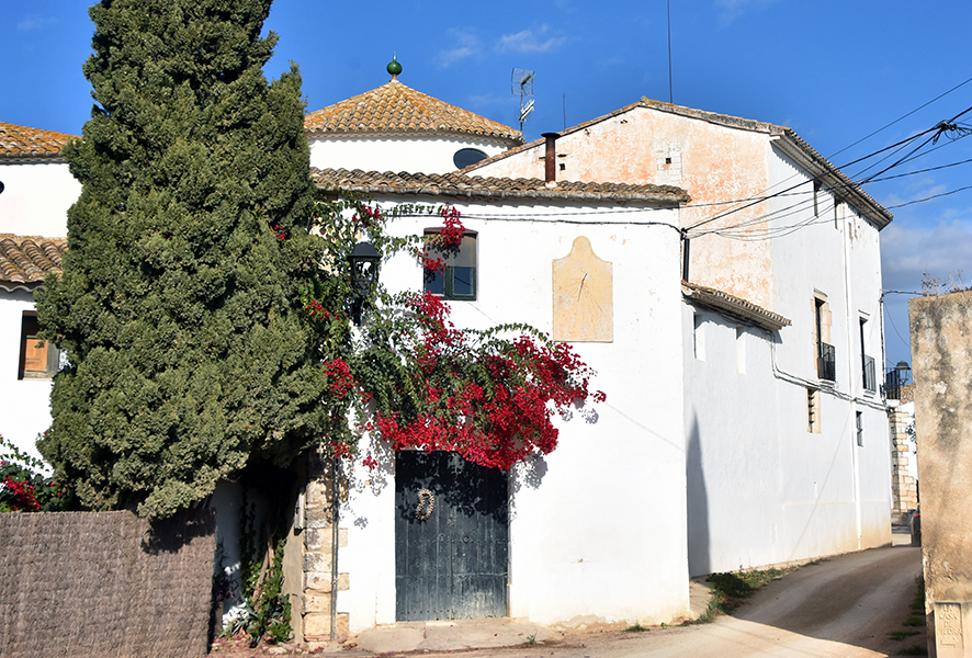 Poble de Viladellops: església de Sant Joan, torre medieval i arxiu-museu família Desvalls