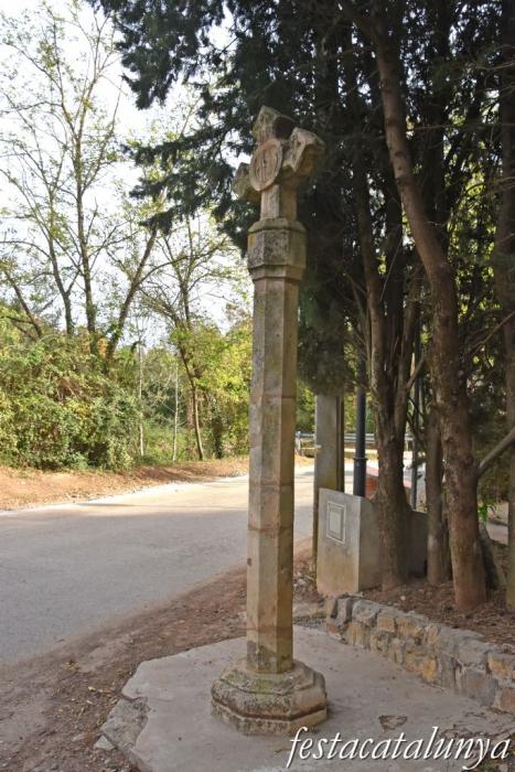 Pacs del Penedès - Església de Sant Genís - Creu monumental 