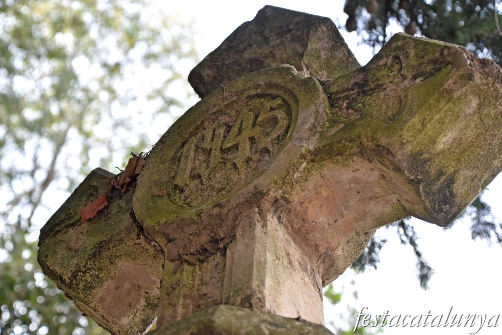 Pacs del Penedès - Església de Sant Genís - Creu monumental 