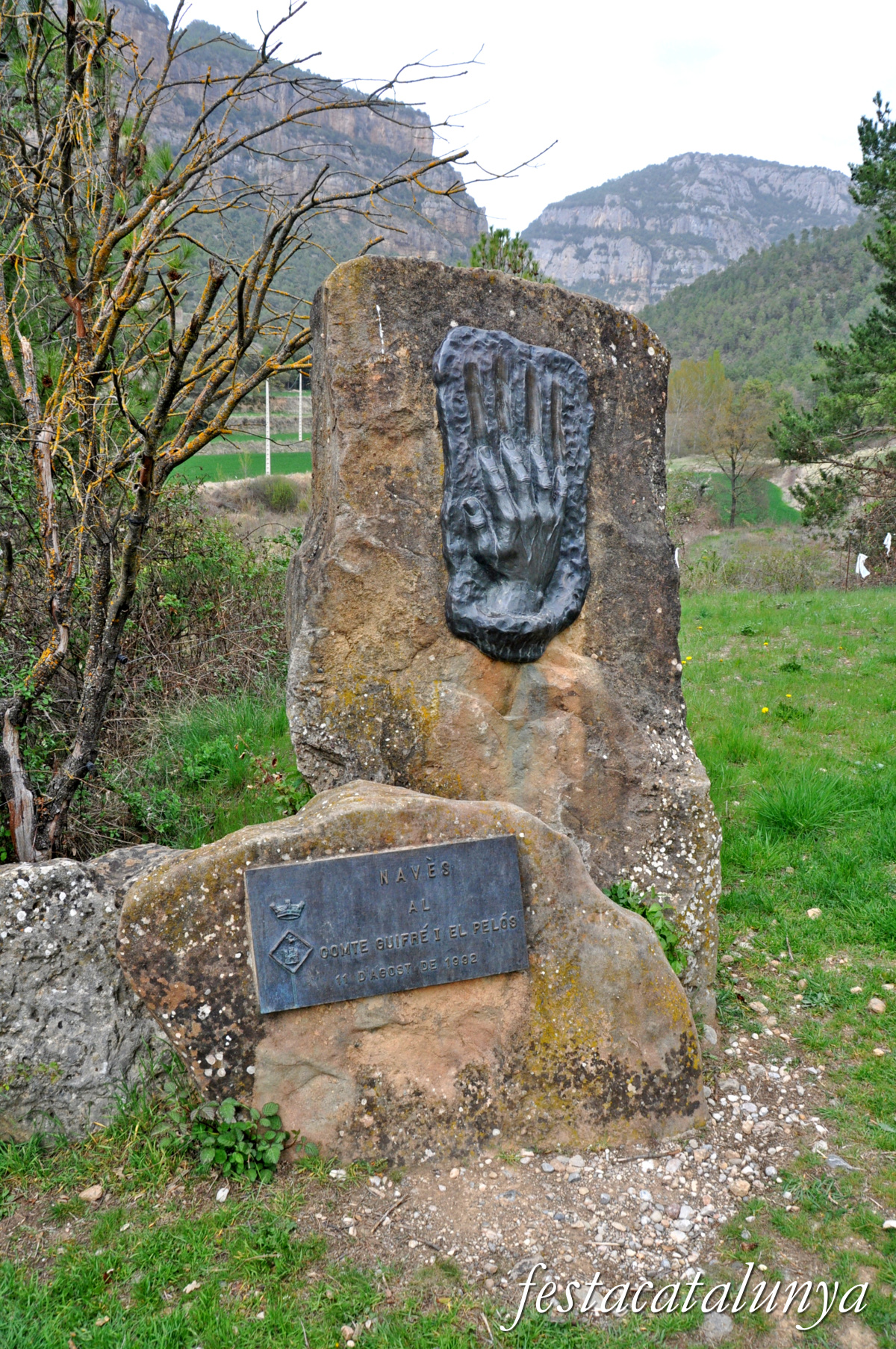 Navès - Monument a Guifré el Pilós a la vall d'Ora 