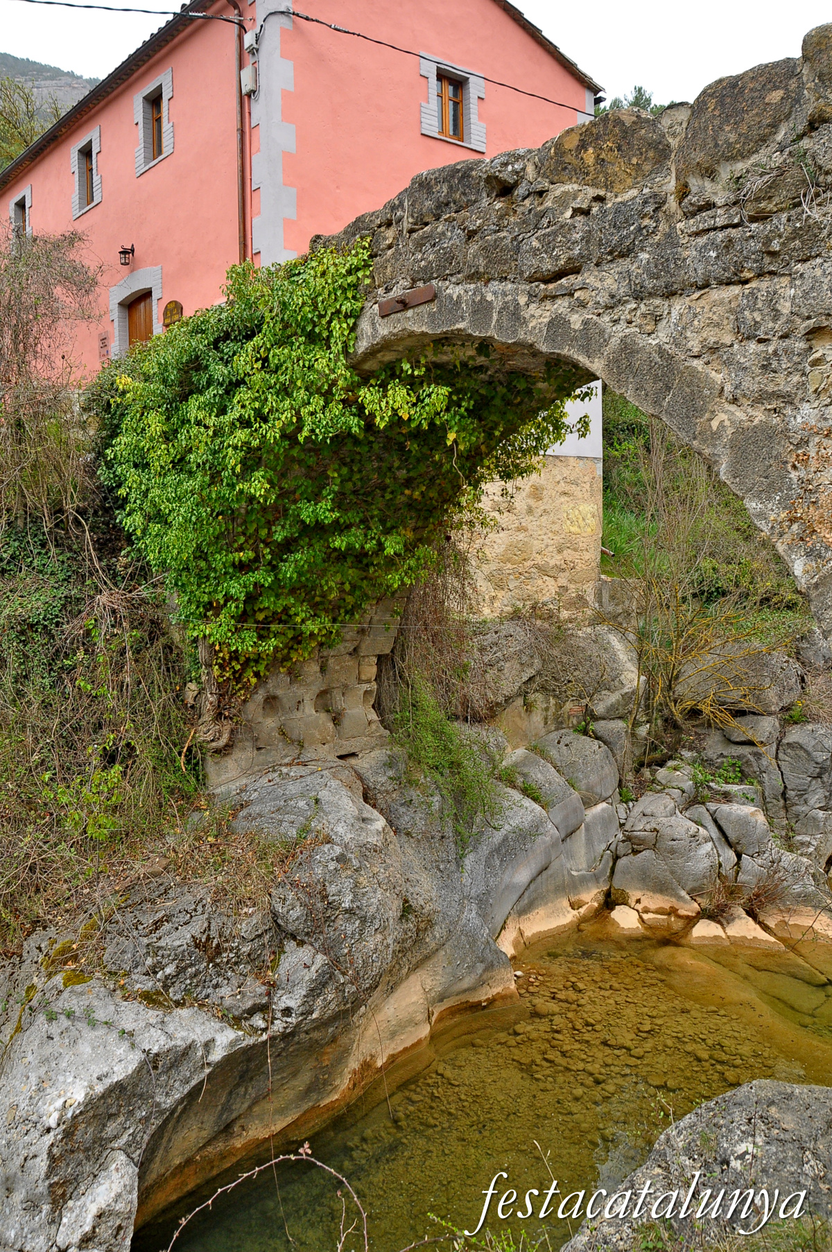 Navès - Pont Medieval a la vall d'Ora