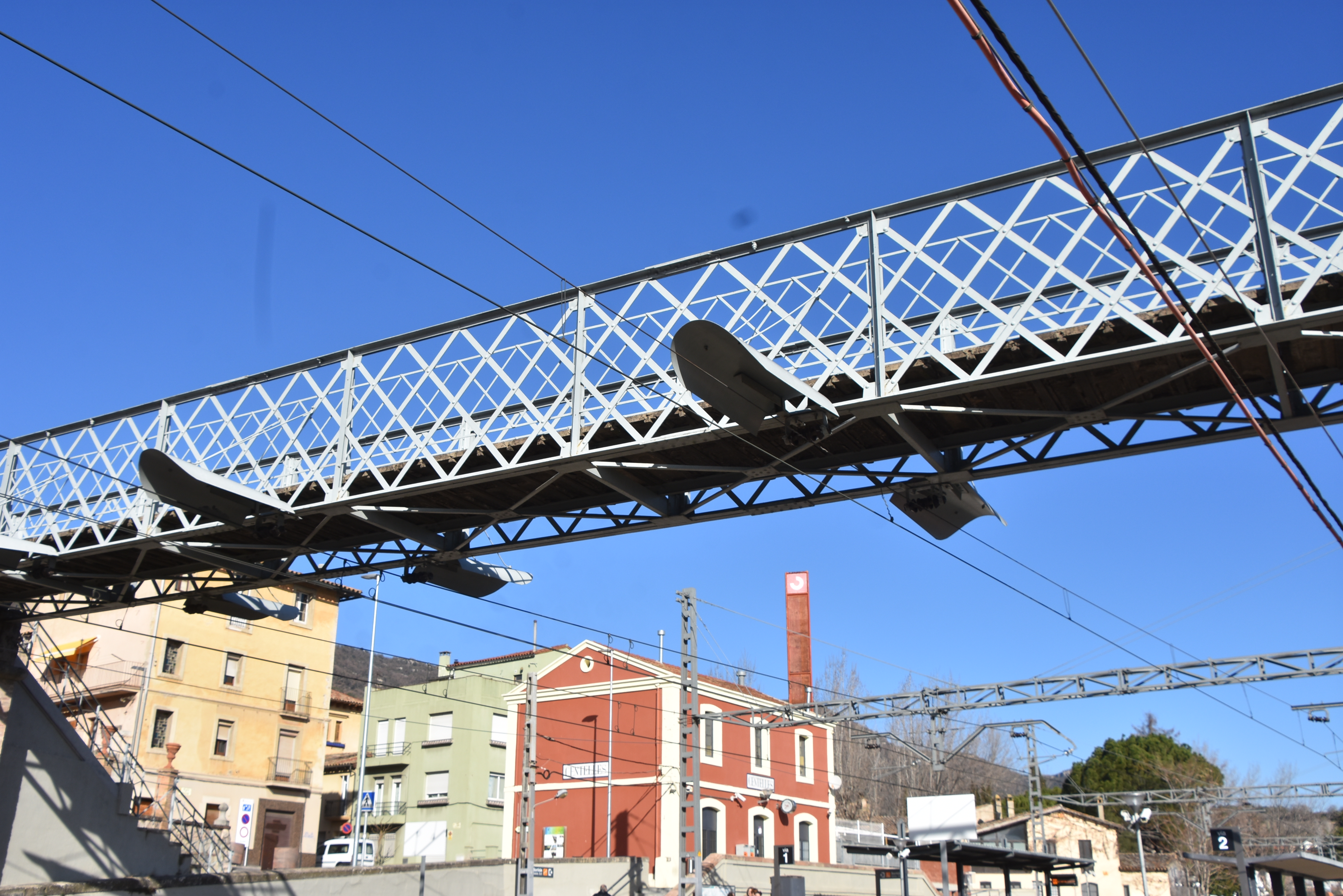 Passarel·la damunt la via fèrria a Centelles