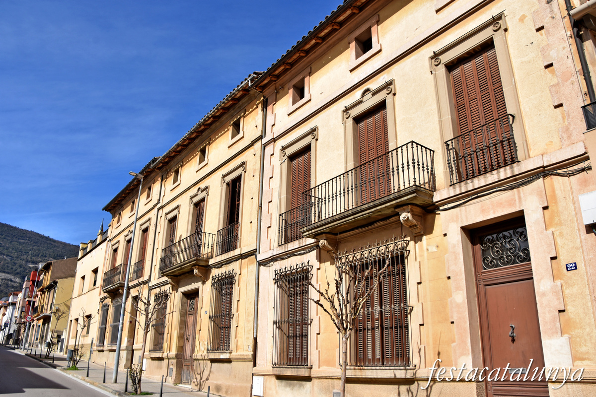 Centelles - Cases d'estiueig modernistes i noucentistes al carrer d'Anselm Clavé i marquès de Penyaplata 