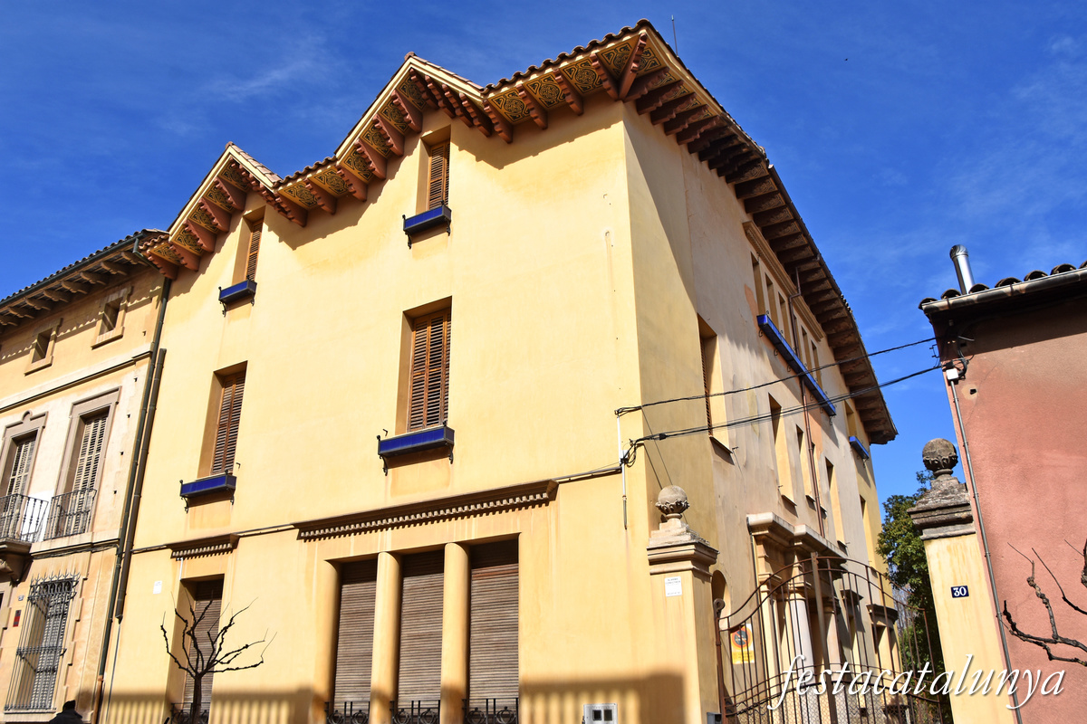 Centelles - Cases d'estiueig modernistes i noucentistes al carrer d'Anselm Clavé i marquès de Penyaplata 
