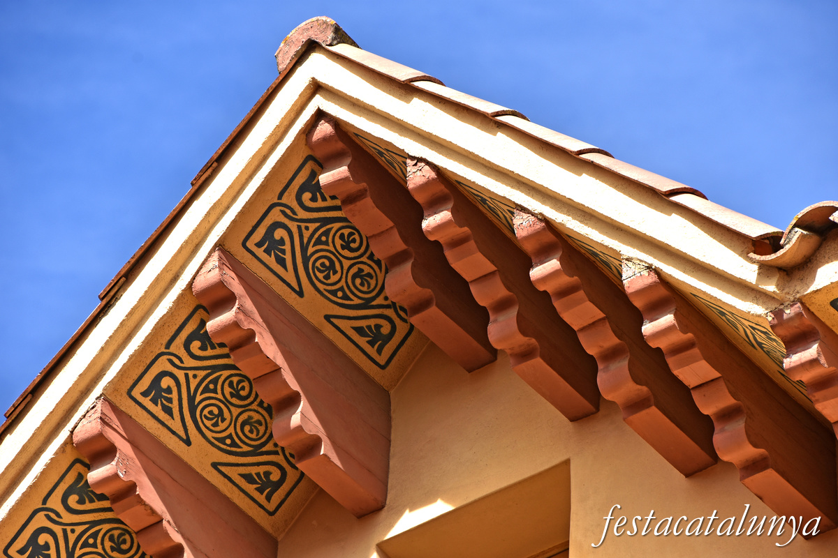 Centelles - Cases d'estiueig modernistes i noucentistes al carrer d'Anselm Clavé i marquès de Penyaplata 