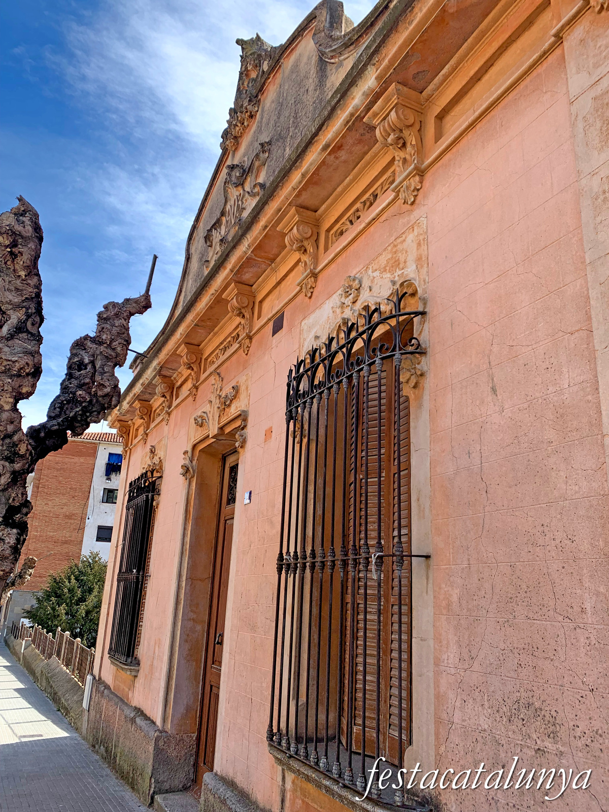 Centelles - Cases d'estiueig modernistes i noucentistes al carrer d'Anselm Clavé i marquès de Penyaplata 