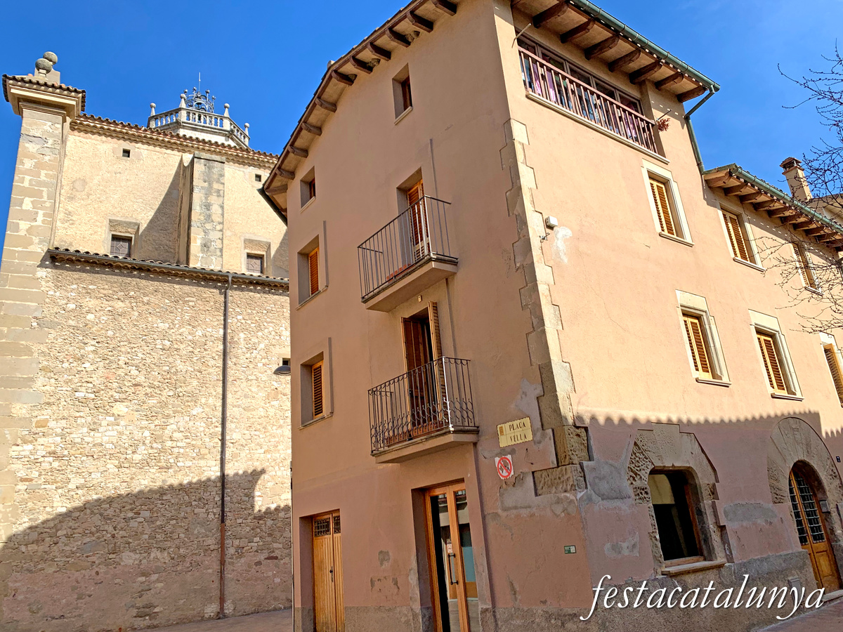 Centelles - Església parroquial de Santa Coloma i sagrera - Plaça Vella 