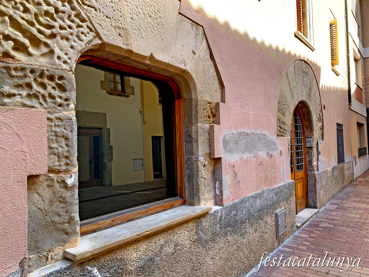 Centelles - Església parroquial de Santa Coloma i sagrera - Plaça Vella 