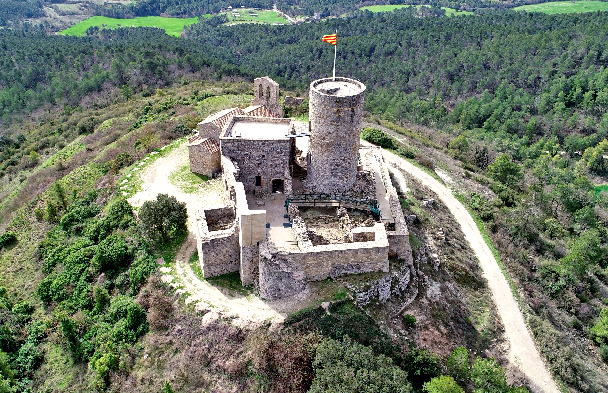 Castell de Boixadors i església romànica de Sant Pere a Sant Pere Sallavinera ***