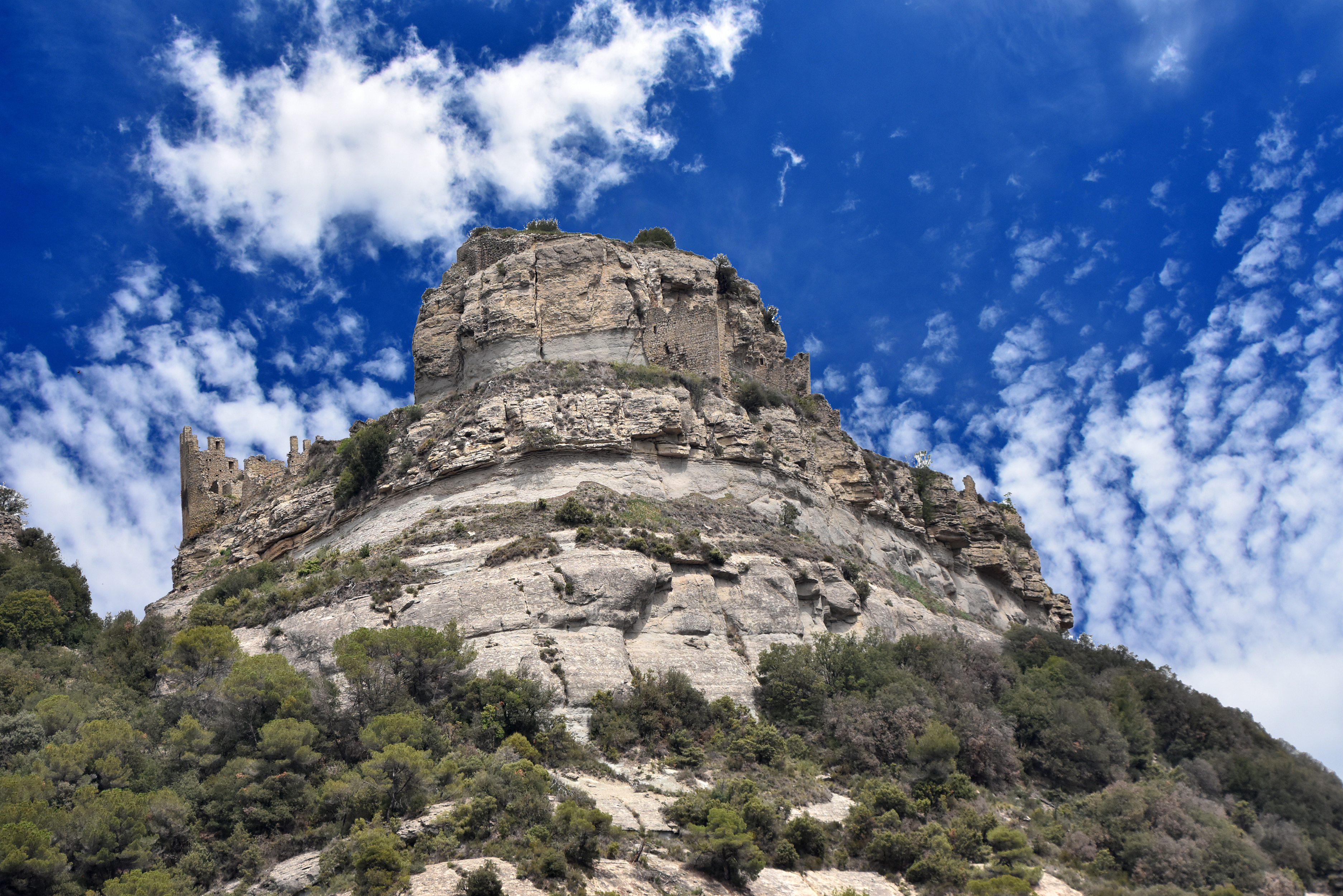 Castell de Sant Martí de Centelles ***