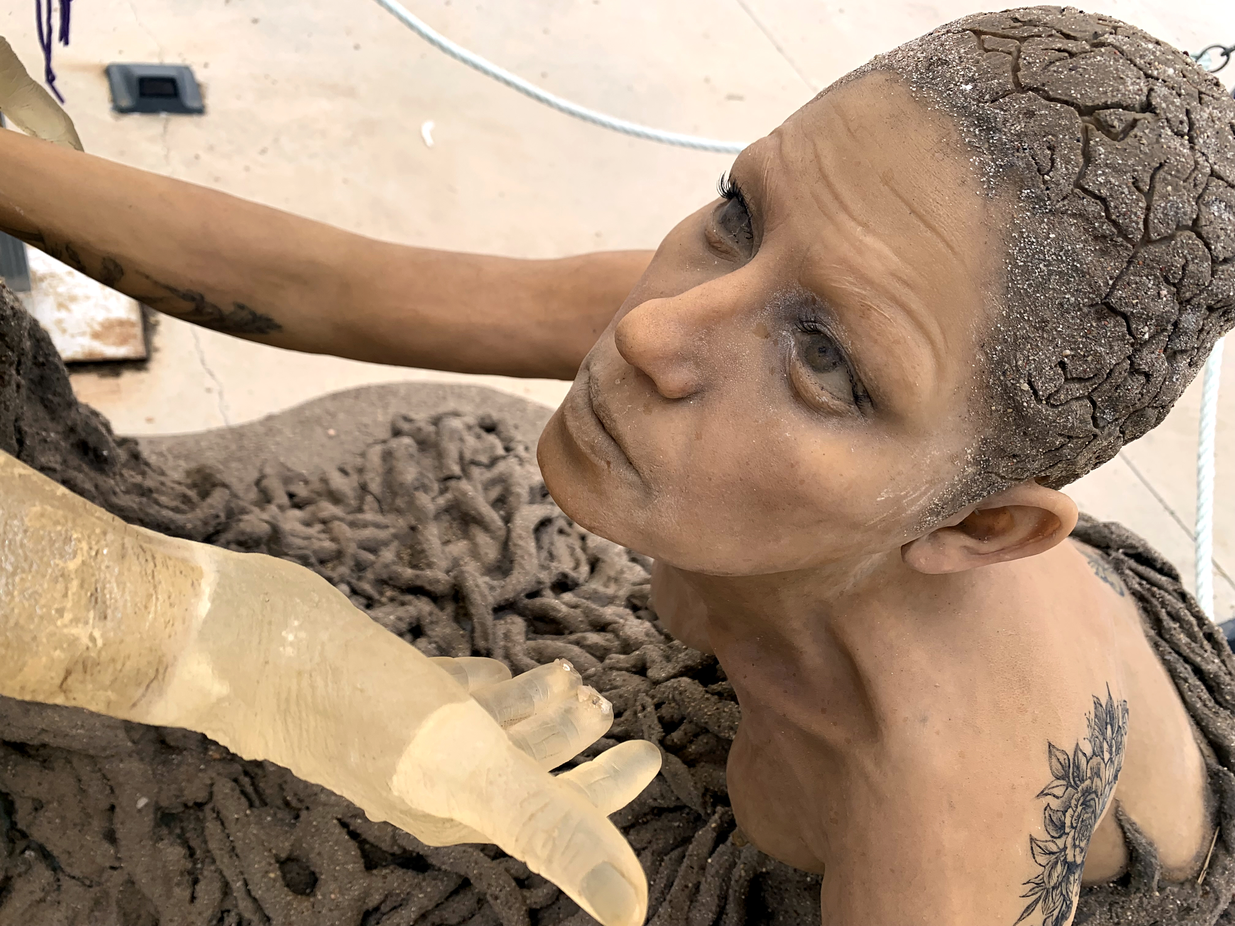 Plaça de les Dones a Deltebre: escultures Aixeca't Valenta i Mare la Xica